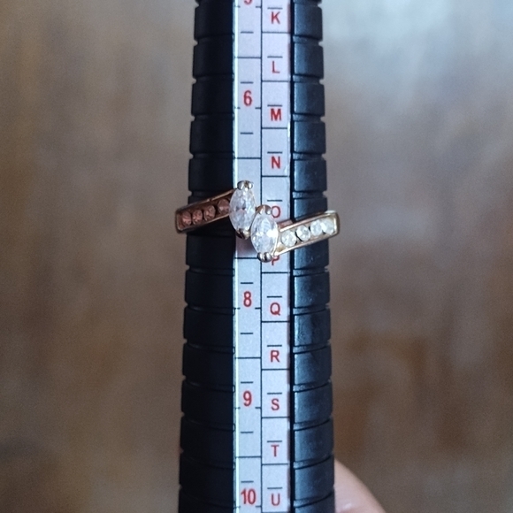 Vintage women's gold tone and‎ CZ fashion ring - Picture 1 of 5